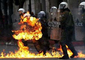 GREECE_RIOTS_ANNYVE_400357a